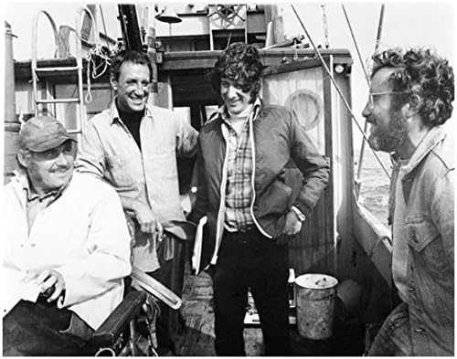 Cápa (1975) 8 Inch x 10 Inch Fotó a B&W Richard Dreyfuss, Roy scheider-rel, Robert Shaw & Steven Spielberg Mosolyogni a Hajó